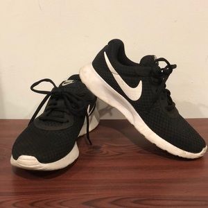 Black and white nike sneakers size 7.5